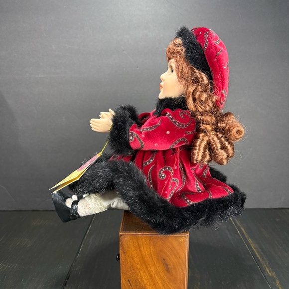 Collectors Choice PAIGE Windup Musical Porcelain Doll DanDee - Picture 7 of 16